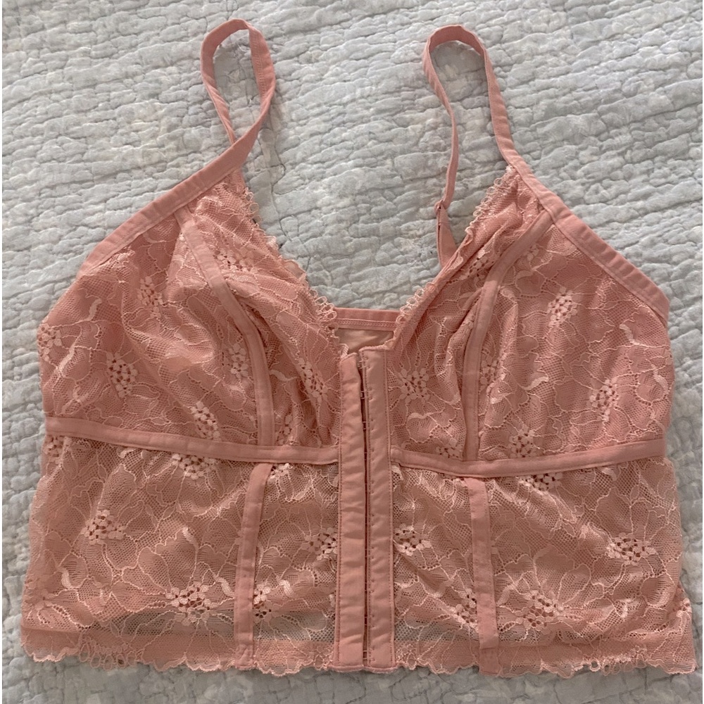 Coral 🪸 cropped lace v-neck tank.